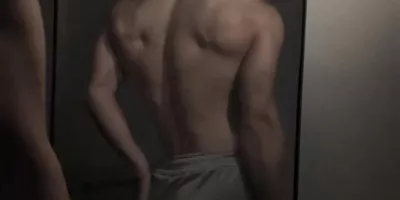 195宽肩窄腰肌肉博主，极品腹肌超带感......