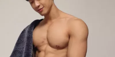 游泳教练,紧致,撩起腹肌还想继续脱 游泳教练,紧致,撩起腹肌还想继续脱