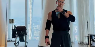 宽背窄腰白袜，183cm肌肉型男秀完美身材迎接秋天