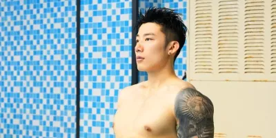 刘京镜头下的阳刚脂包肌：这位肌肉小哥哥如何打造完美身材