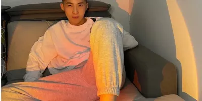 现在的体育生都喜欢迈腿自拍，长的真好看呀！