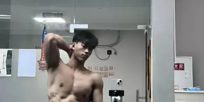 满活力19，鲨鱼线腹肌田径运动员！