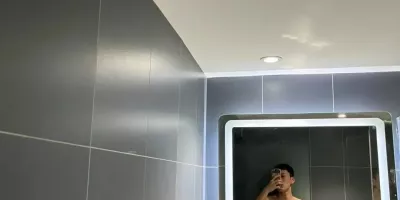 05后的弟弟长这样了，穿灰裤子还这么好看