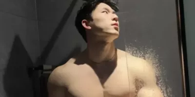 健身房脱衣的运动男，洗澡样子让人爱！