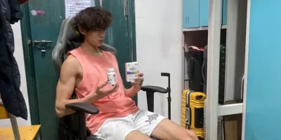 188男大黑皮白袜体育生，拍照姿势太诱惑.......