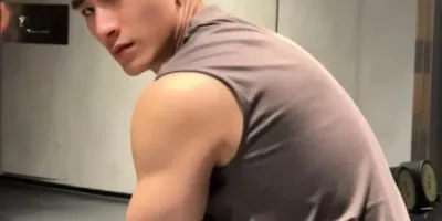 痞帅忧郁型男，肌肉曲线流畅俊美！