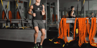 仰卧起坐out了！8个动作带你练出六块腹肌