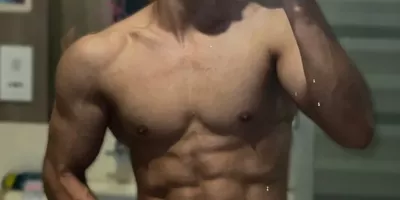 黑皮健身大神亮色泳裤海滩秀肌肉，身材太撩了！