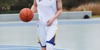 篮球场上的斯文大长腿男孩，阳光活力征服球场！