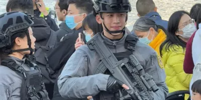 广州神仙颜值特警小哥，笑容太帅了！