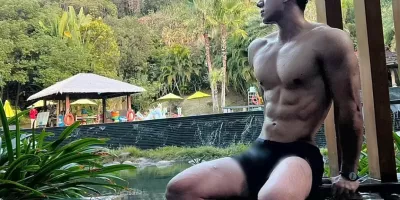 穿紧身泳裤泡温泉的粗壮腿筋肉帅哥鼻子超大