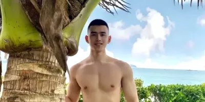 海边阳光帅气肌肉男散发荷尔蒙! 海边阳光帅气肌肉男散发荷尔蒙!