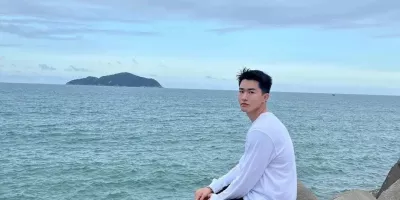 穿灰裤子自拍的运动小哥，长得好强哦