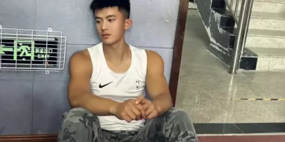 山东05年体育生185CM穿粉色短裤，谁能拒绝这实力！