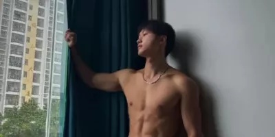 黑皮小哥玩划艇腹肌太美，广西小伙从不让人失望！