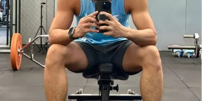 寸头弟弟穿白色紧身裤太垒啦，自拍照太太显眼了！