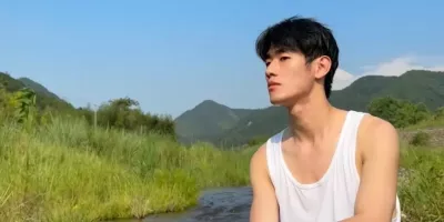 195白袜篮球体育生，在医务室按45码大脚太诱惑，好想帮他按......