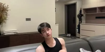 185白皮体育生男大，健身房拍照太诱惑，白袜是流量密码.......