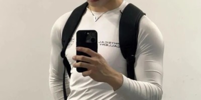 辛止蕾最爱的光膀子双肩包肌肉健身男大帅哥！