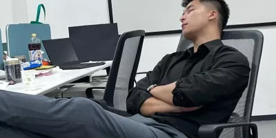 教英语的正装老师翘臀私照扒到，山东大汉子真大！！