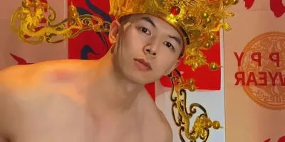 正月二十！肌肉小哥cos财神意外走红