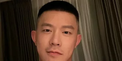 90后寸头痞帅黑皮帅哥，健身房自拍晒健壮脂包肌身材，这粗壮大腿肌肉太性感了