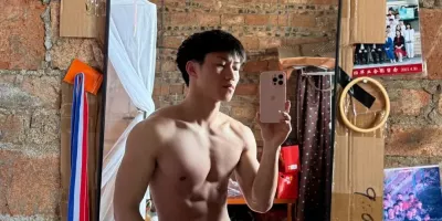 过年回家的兵哥哥穿灰裤子秀肌肉! 过年回家的兵哥哥穿灰裤子秀肌肉!