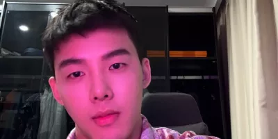 戴眼镜的腹肌男主播：白天卖茶，晚上cos蝙蝠侠？