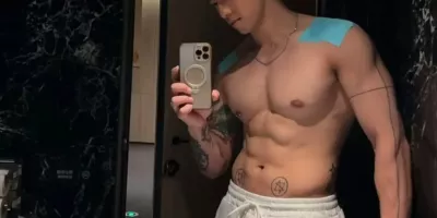 脱灰裤子自拍的运动男也太不见外了?穿的太少啦!! 脱灰裤子自拍的运动男也太不见外了?穿的太少啦!!