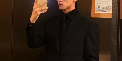 北京大学寸头帅哥火了！网友直呼：制服杀好闷骚……