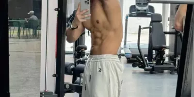 182cm巧克力腹肌男菩萨，超会拍照！