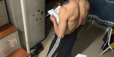 34岁中年0失业后，被20岁男友养着，现在的小男孩这么有实力？