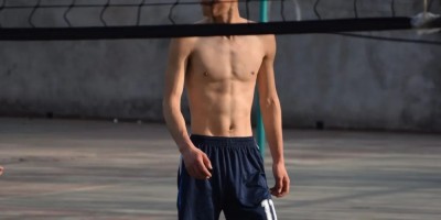 操场上打球扒衣服的体育生！