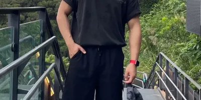 体能室遇到的体育寸头小哥，胸肌长的真好看