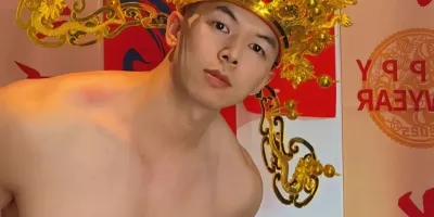 一肌肉小哥cos财神意外走红!这也太会拍了! 一肌肉小哥cos财神意外走红!这也太会拍了!