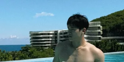 大胸健身帅气男博主，女生看了都觉得自卑的胸肌，到底有多大.......