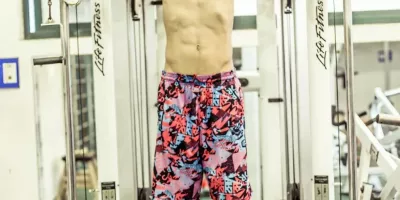 浙里男菩萨在线营业：前游泳冠军楼俊毅的熟男肌肉进化论