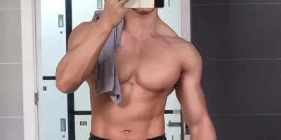 178CM胸肌硕大的粗筋肌肉男 T恤快要撑爆了