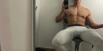 这个成都小哥最近很圈粉,穿紧身裤白袜去健身房也太敢拍了! 这个成都小哥最近很圈粉,穿紧身裤白袜去健身房也太敢拍了!