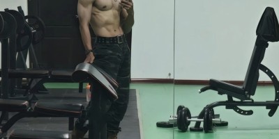 动车上迷彩兵哥扒到啦，四川这枚帅气的肌肉教官退了！！