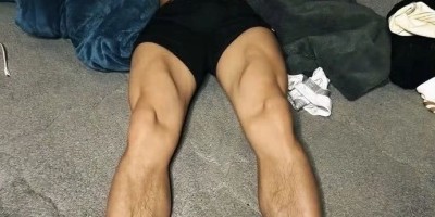 两个体育生帅哥当众牵手合理吗？