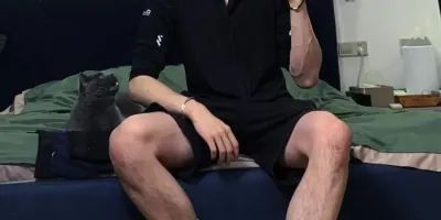 阳光帅气透着一身干净少年气，这一干净利落的正装少年你可否招了？