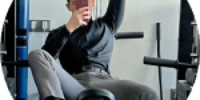 阳光洒在他身上：00后型男演绎禁欲系正装，马靴搭配也太绝了吧！