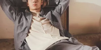 翟子路短裤冲澡花絮曝光,粗壮手臂大胸肌,竟成肉壮黑皮体育生! 翟子路短裤冲澡花絮曝光,粗壮手臂大胸肌,竟成肉壮黑皮体育生!