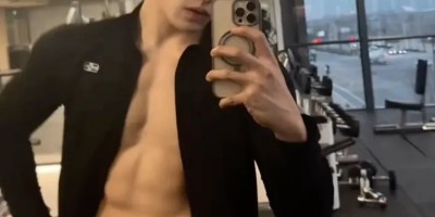 身高192大粗腿寸头帅哥主播，身着紧身短裤网友直呼挪不开眼