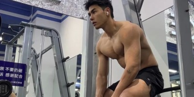 195黑皮精壮体育生S，人形打桩机，网友辣评：根本停不下来......