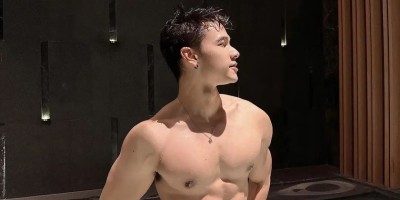 肌肉小哥穿泳裤秀腋毛，浑身散发浓郁荷尔蒙！