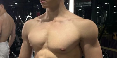 185CM肌肉体育生男大，超爱撩起八块腹肌！