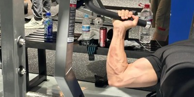 21岁北体直男体育生穿灰裤子，性张力拉满了！