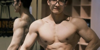 斯文秀气的山东肌肉博主，健身房秀大胸肌鸡腿麒麟臂，这倒三角身材像极了美剧里的超人